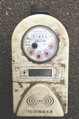 女士收到水费通知单,欠费8万多?网友:这锅由自来水公司背!